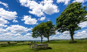 Outdoor dining - Dunallan Farm: Cottage with Optional Hot Tub & Stunning Views (Rothesay)