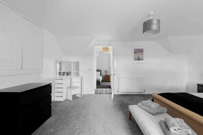 2 habitaciones, tabla de planchar con plancha, cuna de viaje y wifi