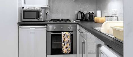 Réfrigérateur, micro-ondes, four, plaque de cuisson