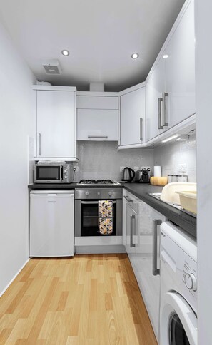 Kühlschrank, Mikrowelle, Ofen, Herdplatte