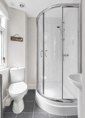 Shower, hair dryer, towels - Seafront Village Apartment with Panoramic Views (Port Bannatyne)