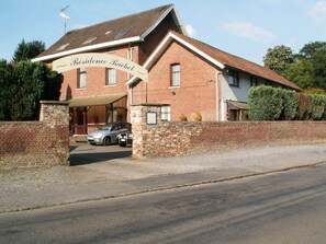 A two-story brick building with a sign reading 'Résidence Rachel.'