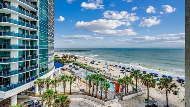 Ein Hotel mit Poolbereich, Zugang zum Strand und Meerblick.