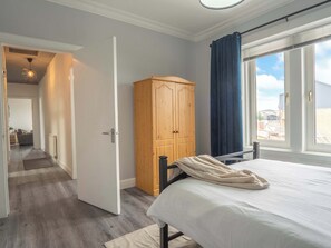 4 bedrooms, desk, iron/ironing board, WiFi