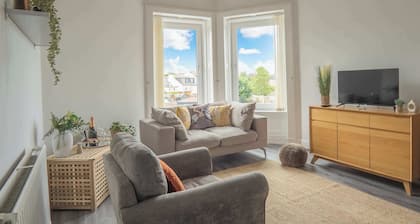 Ayr Coastal Apartment near Stadium, Free Parking