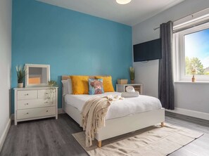 4 bedrooms, desk, iron/ironing board, WiFi