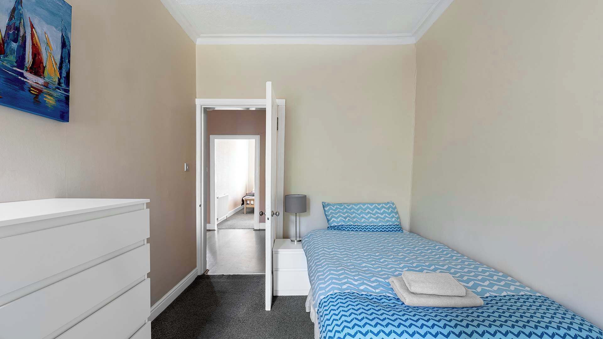 2 bedrooms, iron/ironing board, WiFi