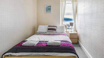 2 bedrooms, iron/ironing board, WiFi