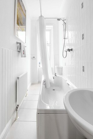 Shower, hair dryer - Breathtaking Sea-View Apartment Steps from Rothesay Harbor (Rothesay)