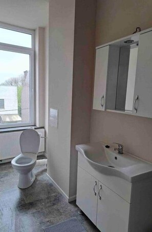 Hair dryer, toilet paper - Jumet 242 B Bruxelles-charleroi-airport (Charleroi)
