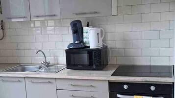 Réfrigérateur, micro-ondes, batterie de cuisine, vaisselle et ustensiles