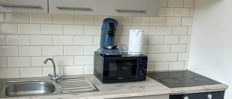 Kühlschrank, Mikrowelle, Kochgeschirr/Geschirr/Besteck