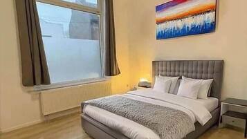 1 slaapkamer, een strijkplank/strijkijzer, wifi, beddengoed