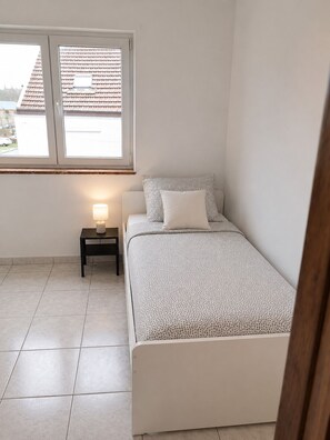 4 bedrooms, iron/ironing board, WiFi, bed sheets