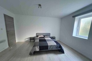 4 bedrooms, iron/ironing board, travel cot, WiFi