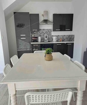 Een koelkast, een magnetron, een oven, een kookplaat