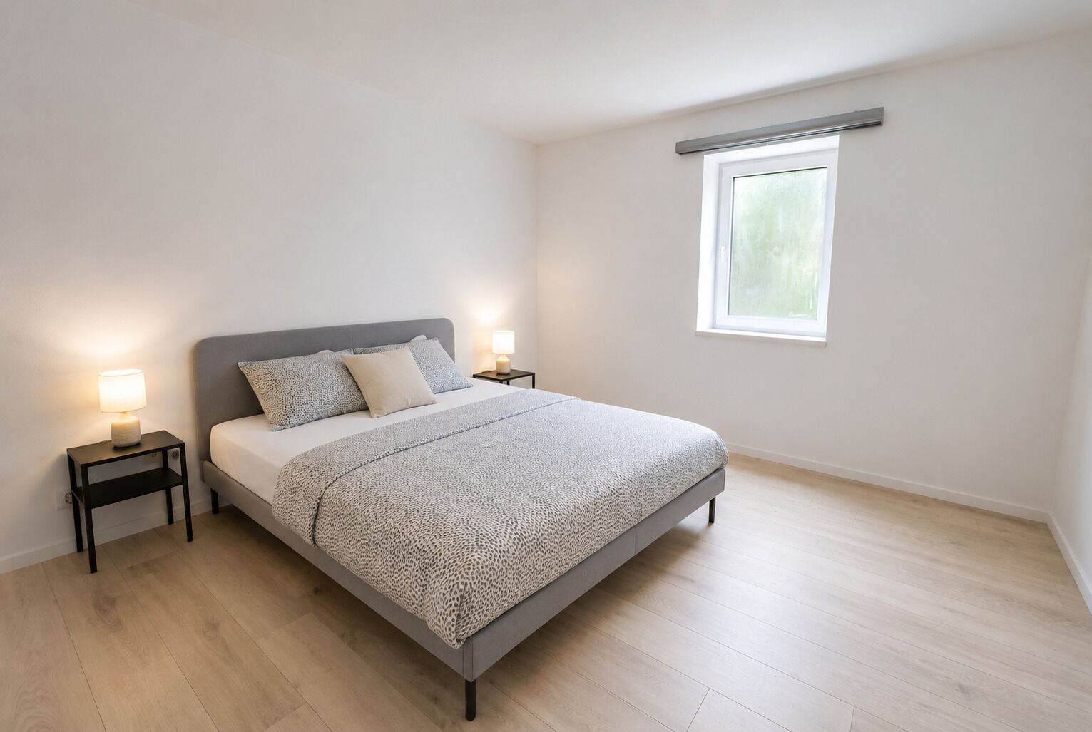 2 slaapkamers, een bureau, een strijkplank/strijkijzer, wifi