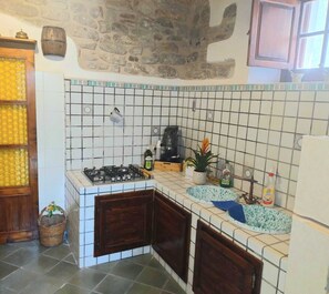 Geladeira, fogão, cooktop, cafeteira/chaleira