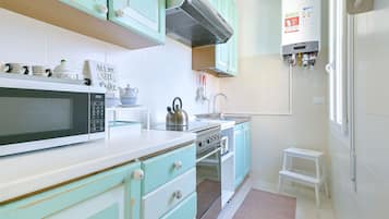 Frigorifero, microonde, forno, piano cottura