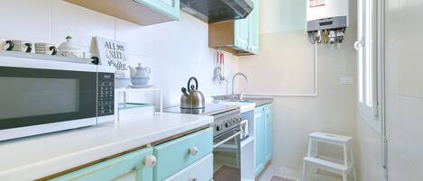 Réfrigérateur, micro-ondes, four, plaque de cuisson