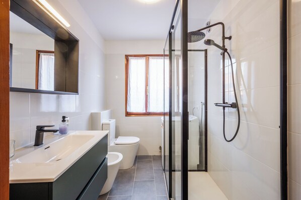 Douche, articles de toilette (gratuits), séchoir à cheveux, bidet