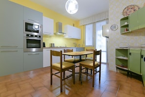 Fridge, microwave, oven, stovetop - Queen Home Gabrielle (Mestre)