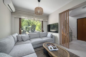 TV - Azapiko Meggy Beachfront Villa by Luxlikehome (Azapiko Halkidiki)