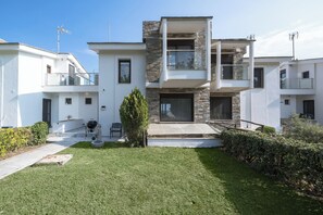 Exterior - Azapiko Meggy Beachfront Villa by Luxlikehome (Azapiko Halkidiki)