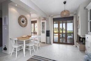 Dining - Azapiko Meggy Beachfront Villa by Luxlikehome (Azapiko Halkidiki)