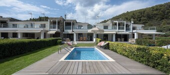 Azapiko Meggy Beachfront Villa by Luxlikehome