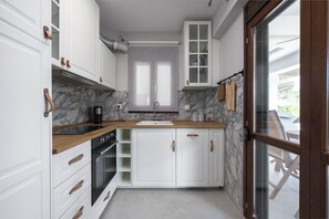 Kylskåp, ugn, brödrost och grytor/köksredskap