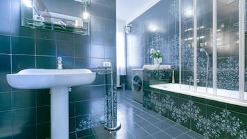 Dusche, kostenlose Toilettenartikel, Haartrockner, Bidet
