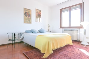 3 chambres, fer et planche à repasser, accès au Wi-Fi (inclus)