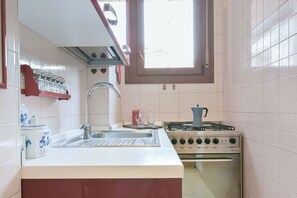 Fridge, microwave, oven, stovetop - Queen Home Isabel - Three Bedroom Apartment, Sleeps 6 (Venezia Mestre)