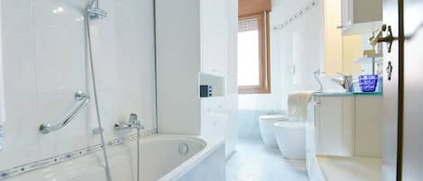 Douche, sèche-cheveux, bidet, serviettes fournies