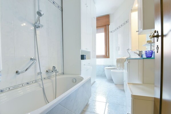 Dusche, Haartrockner, Bidet, Handtücher