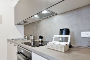 Frigorifero, microonde, forno, piano cottura