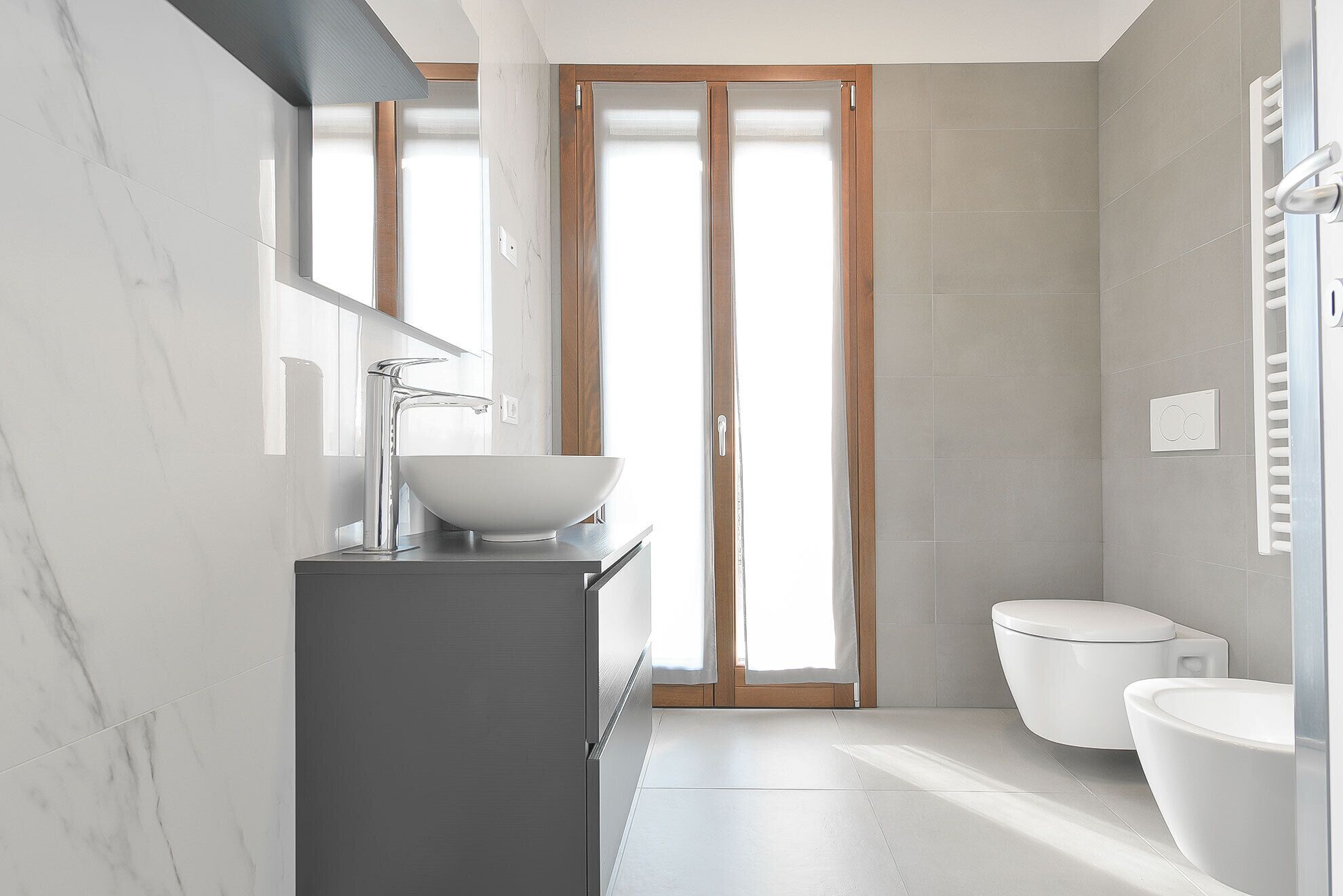 Shower, hair dryer, bidet, towels