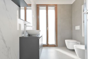 Douche, sèche-cheveux, bidet, serviettes fournies