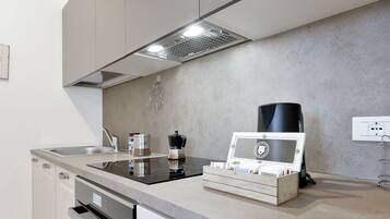 Kühlschrank, Mikrowelle, Ofen, Herdplatte