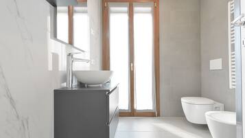 Shower, hair dryer, bidet, towels