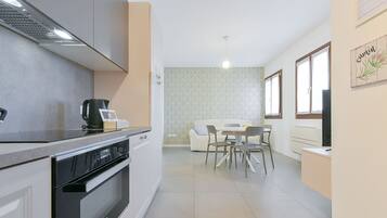 Frigorifero, microonde, forno, piano cottura