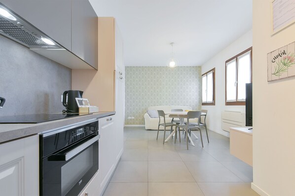 Frigorifero, microonde, forno, piano cottura