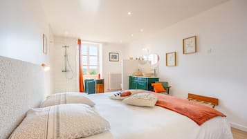 4 bedrooms, iron/ironing board, WiFi, bed sheets
