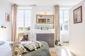 4 bedrooms, iron/ironing board, WiFi, bed sheets - Gîte du Val d’Egray – Charming House with Garden in Champdeniers (Champdeniers)