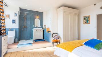 4 habitaciones, tabla de planchar con plancha, wifi y ropa de cama