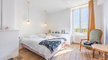 4 habitaciones, tabla de planchar con plancha, wifi y ropa de cama