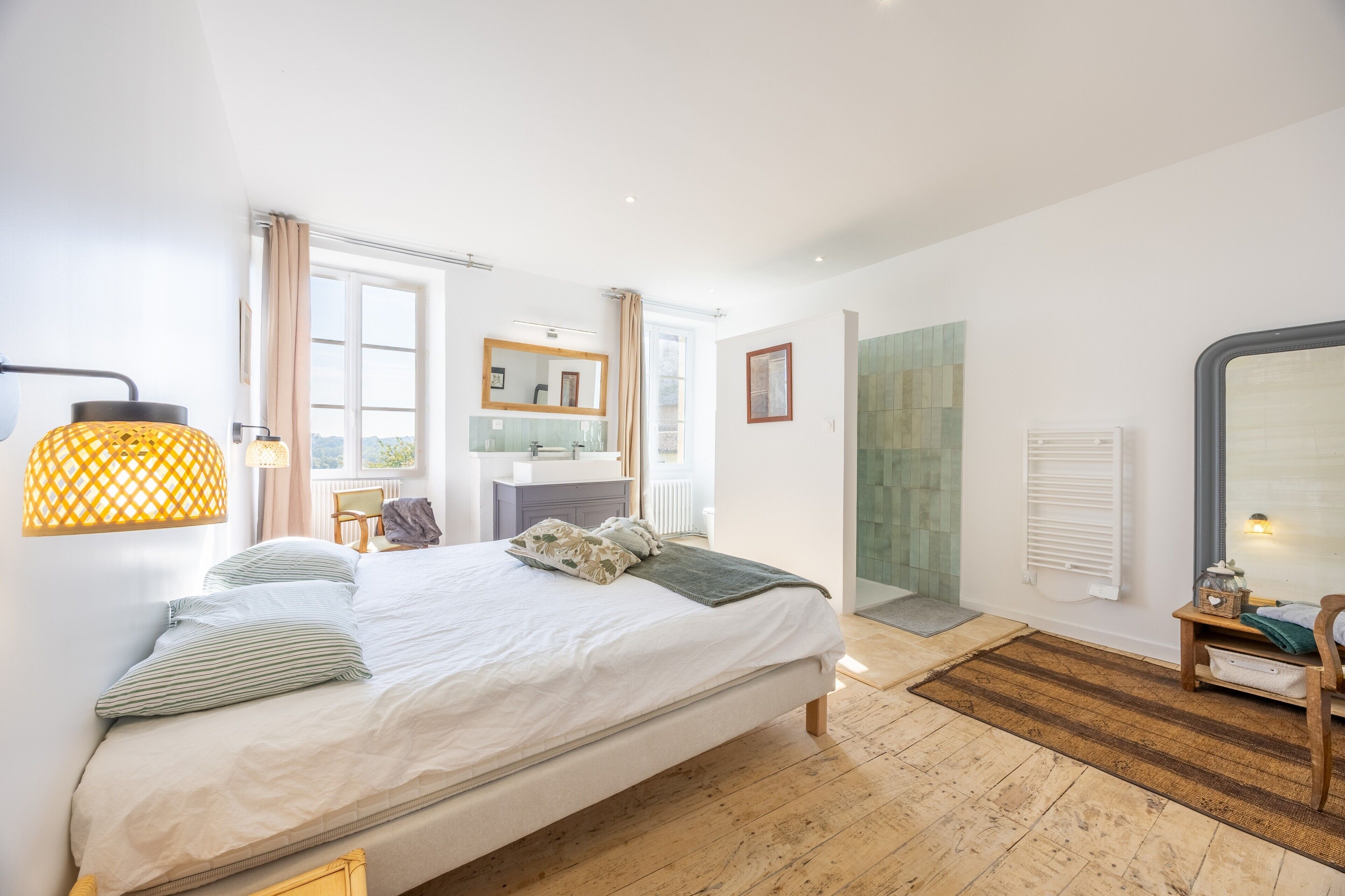 4 bedrooms, iron/ironing board, WiFi, bed sheets