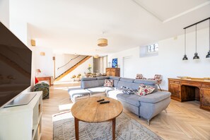 TV - Gîte du Val d’Egray – Charming House with Garden in Champdeniers (Champdeniers)