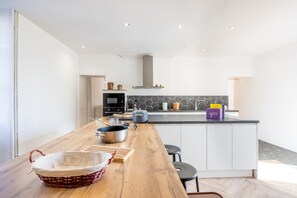 Fridge, microwave, oven, stovetop - Gîte du Val d’Egray – Charming House with Garden in Champdeniers (Champdeniers)